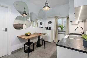 Wasserkocher mit Kaffee-/Teezubehör, Kühlschrank, Ofen, Herdplatte