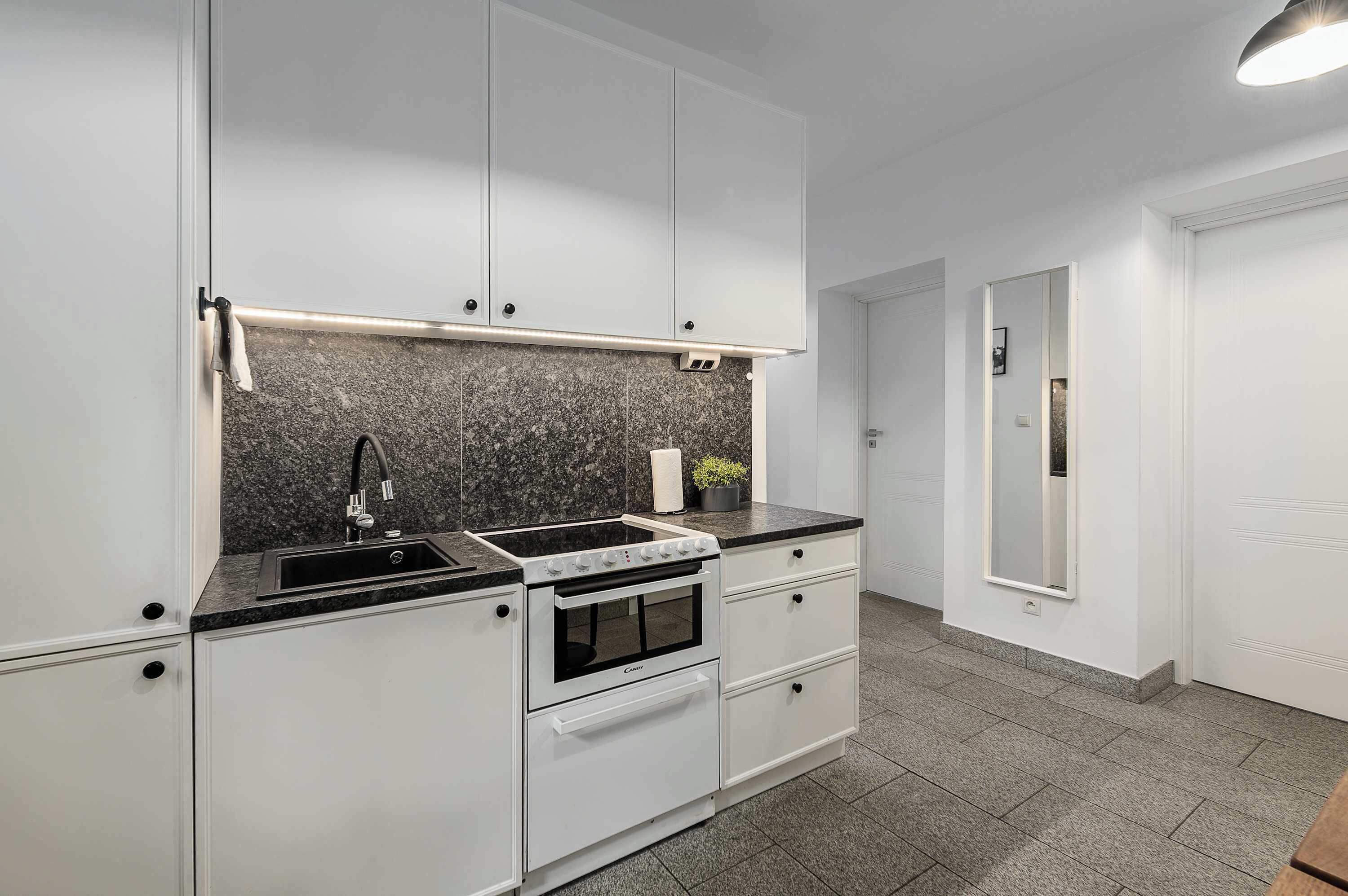 Fridge, oven, dishwasher, coffee/tea maker