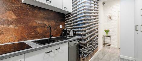 Fridge, microwave, stovetop, dishwasher