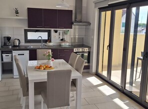 Apartemen (Two Bedroom Apartment with Balcony an) | Dapur pribadi | Lemari es