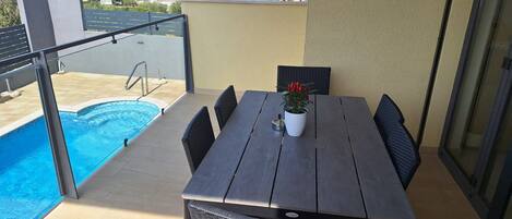 아파트 (Two Bedroom Apartment with Balcony an) | 발코니