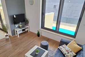 Apartemen (Two Bedroom Apartment with Balcony an) | Ruang keluarga | Televisi layar datar 32-inci dengan saluran TV satelit
