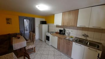 Apartment (One Bedroom Apartment With Terrace (A) | Dapur peribadi | Peti sejuk