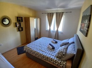 Huoneisto (Two Bedroom Apartment With Balcony (A) | Olohuone | 32–tuumainen taulutelevisio, jossa satelliittikanavat