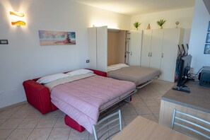 Tabla de planchar con plancha, wifi y ropa de cama