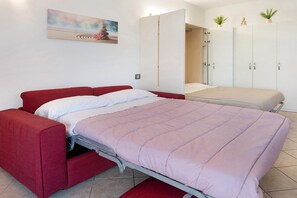 Iron/ironing board, WiFi, bed sheets - Studio 'Lake and Relax' with Lakefront Terrace and Private Barbecue (Gravedona ed Uniti)