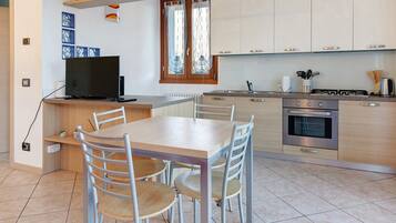 Een koelkast, een magnetron, een oven, een kookplaat