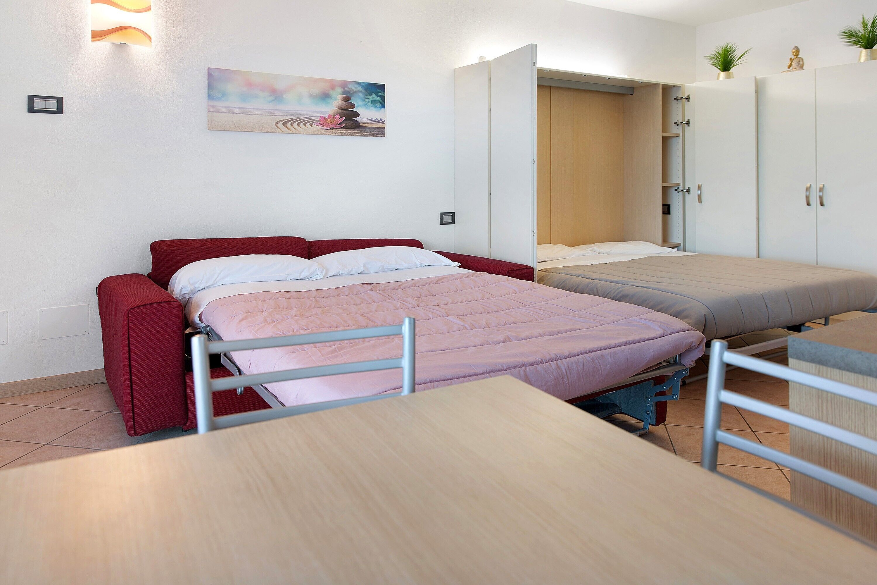 Iron/ironing board, WiFi, bed sheets