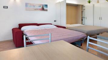 Iron/ironing board, WiFi, bed sheets