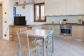 Fridge, microwave, oven, stovetop - Brenzio Holiday with Private Terrace and Garage (Gravedona ed Uniti)