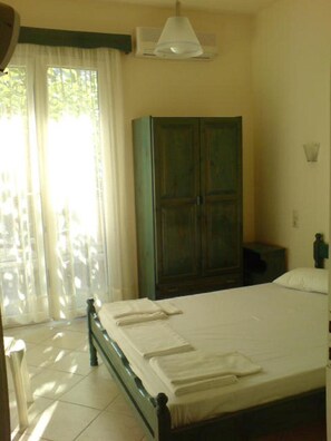 WiFi, bed sheets - Apartment 'Odysseia  1 - 4 Adults' with Shared Terrace, Wi-Fi and Air Conditioning (Nikiana)