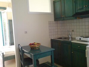Fridge, stovetop, cookware/dishes/utensils - Apartment 'Odysseia  1 - 4 Adults' with Shared Terrace, Wi-Fi and Air Conditioning (Nikiana)