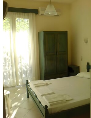 WiFi, bed sheets - Apartment 'Odysseia  2 - 2 Adults' with Shared Terrace, Wi-Fi and Air Conditioning (Nikiana)