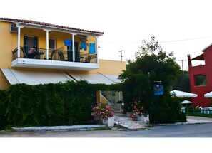 Exterior - Apartment 'Odysseia  3 - 2 Adults' with Shared Terrace, Wi-Fi and Air Conditioning (Nikiana)