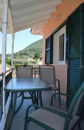 Outdoor dining - Apartment 'Odysseia  3 - 2 Adults' with Shared Terrace, Wi-Fi and Air Conditioning (Nikiana)