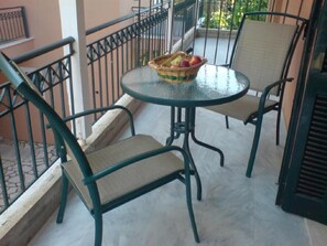 Outdoor dining - Studio Apartment 'Odysseia  1' with Shared Terrace, Wi-Fi and Air Conditioning (Nikiana)