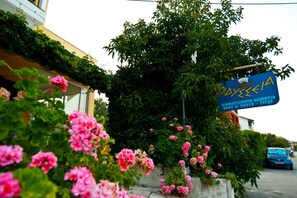 Property grounds - Studio Apartment 'Odysseia  1' with Shared Terrace, Wi-Fi and Air Conditioning (Nikiana)
