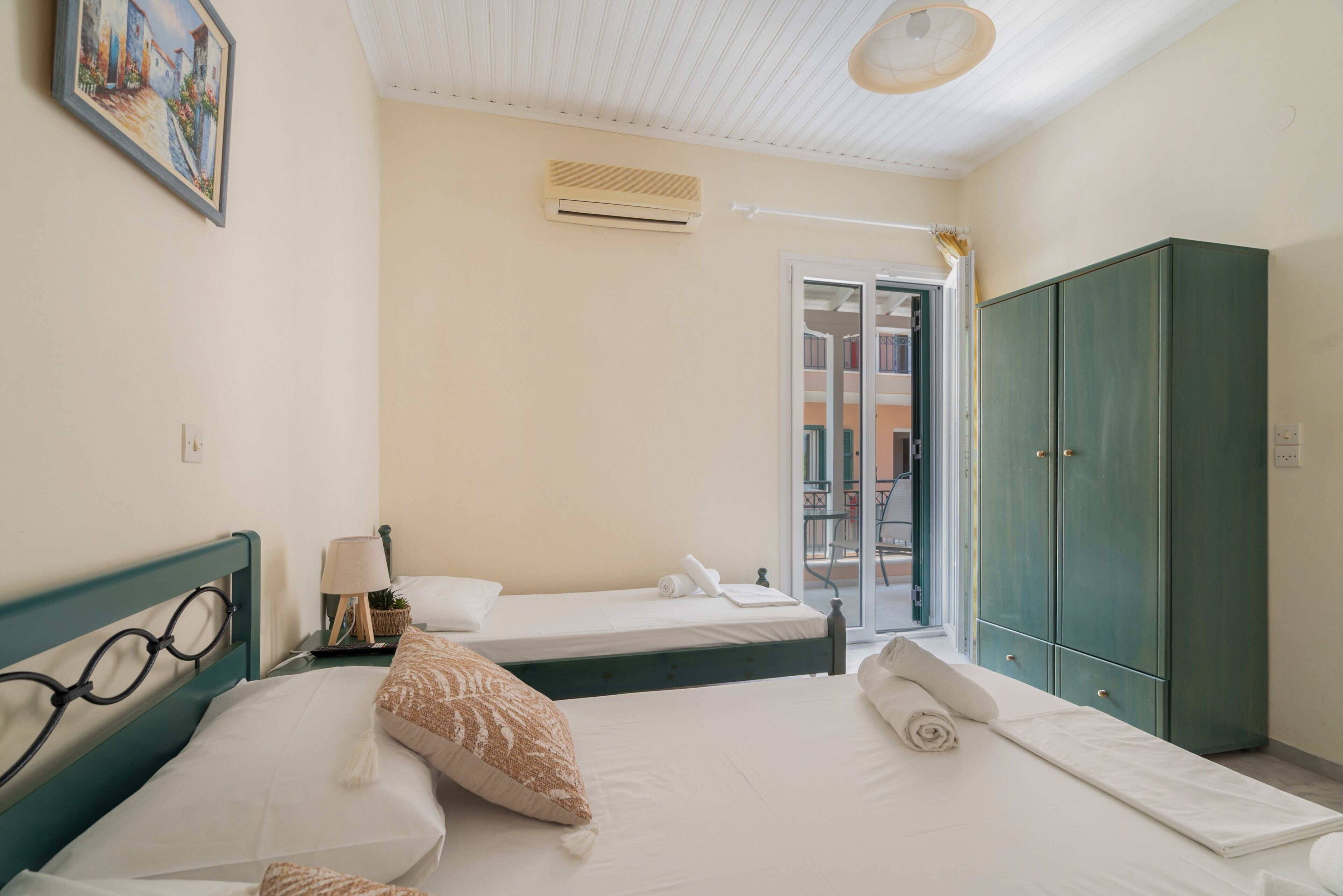 WiFi, bed sheets