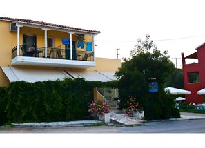 Exterior - Apartment 'Odysseia  4 - 3 Adults' with Shared Terrace, Wi-Fi and Air Conditioning (Nikiana)