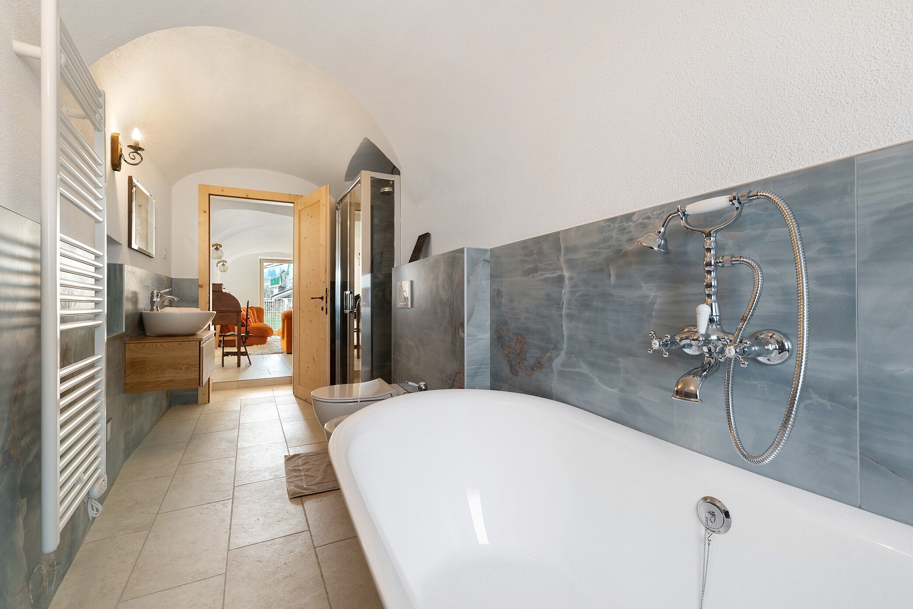 Douche, sèche-cheveux, serviettes fournies