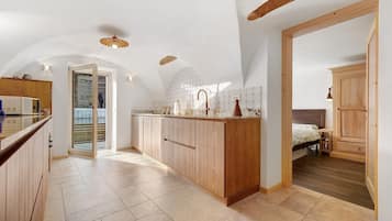 3 habitaciones, tabla de planchar con plancha, wifi y ropa de cama