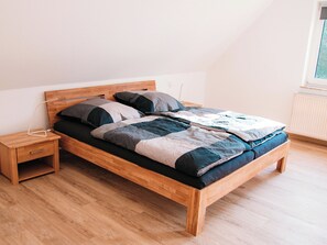 WiFi, bed sheets - Holiday Home Paula, 113 m², with Shared Terrace, Balcony and Wi-Fi (Olsberg)