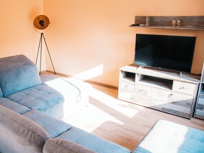 TV, stereo - Holiday Home Paula, 113 m², with Shared Terrace, Balcony and Wi-Fi (Olsberg)