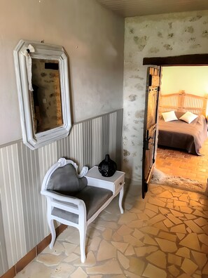 Iron/ironing board, WiFi - Holiday Home 'La Tour De La Gazillère' (Chédigny)