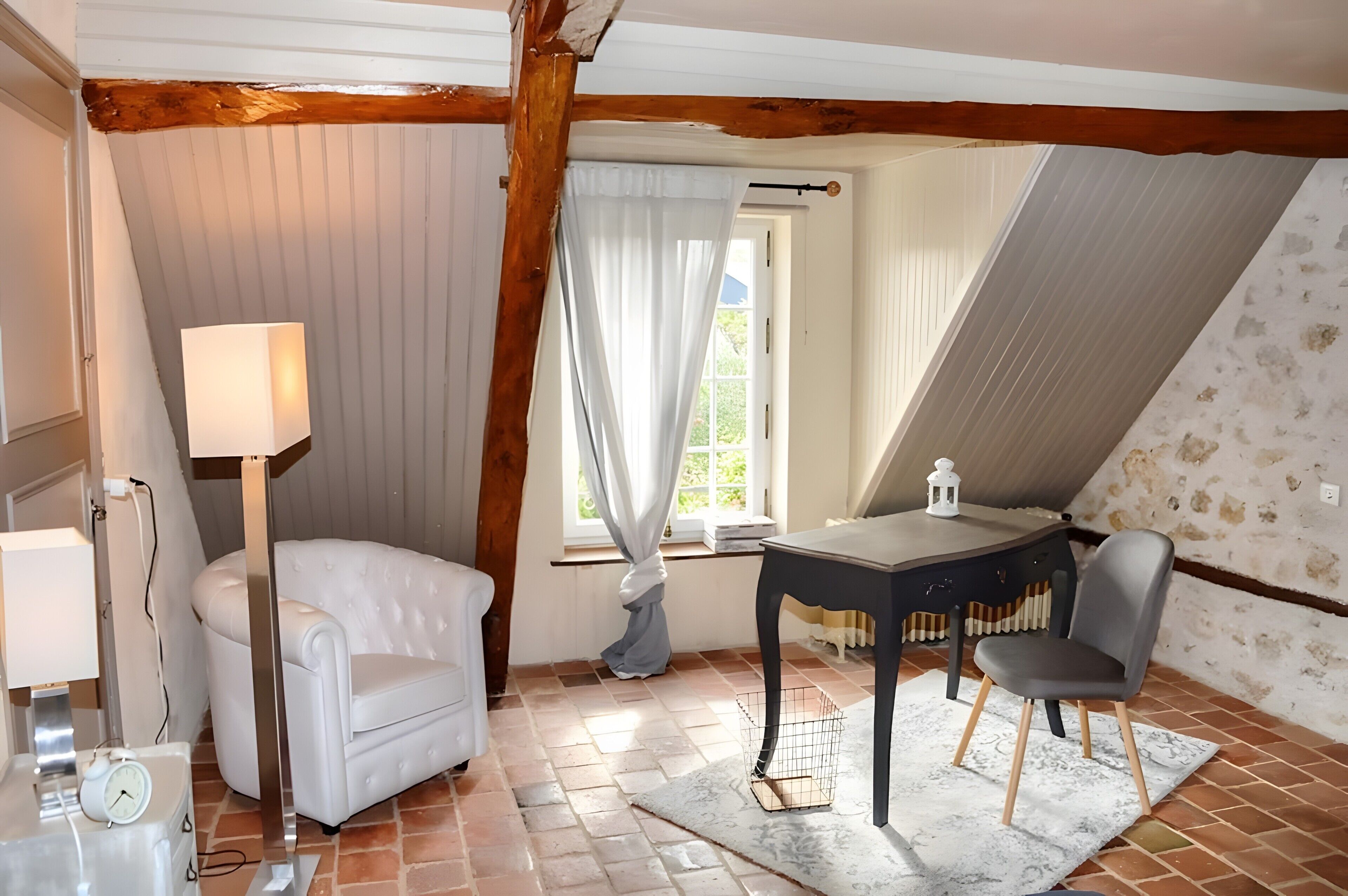 Tv, eldstad, dvd-spelare och ett bordtennisbord