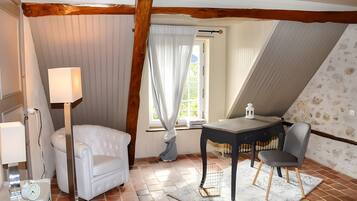 Tv, eldstad, dvd-spelare och ett bordtennisbord