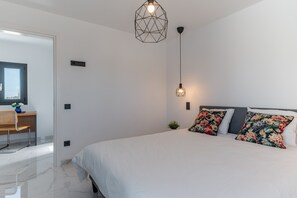 2 bedrooms, desk, WiFi