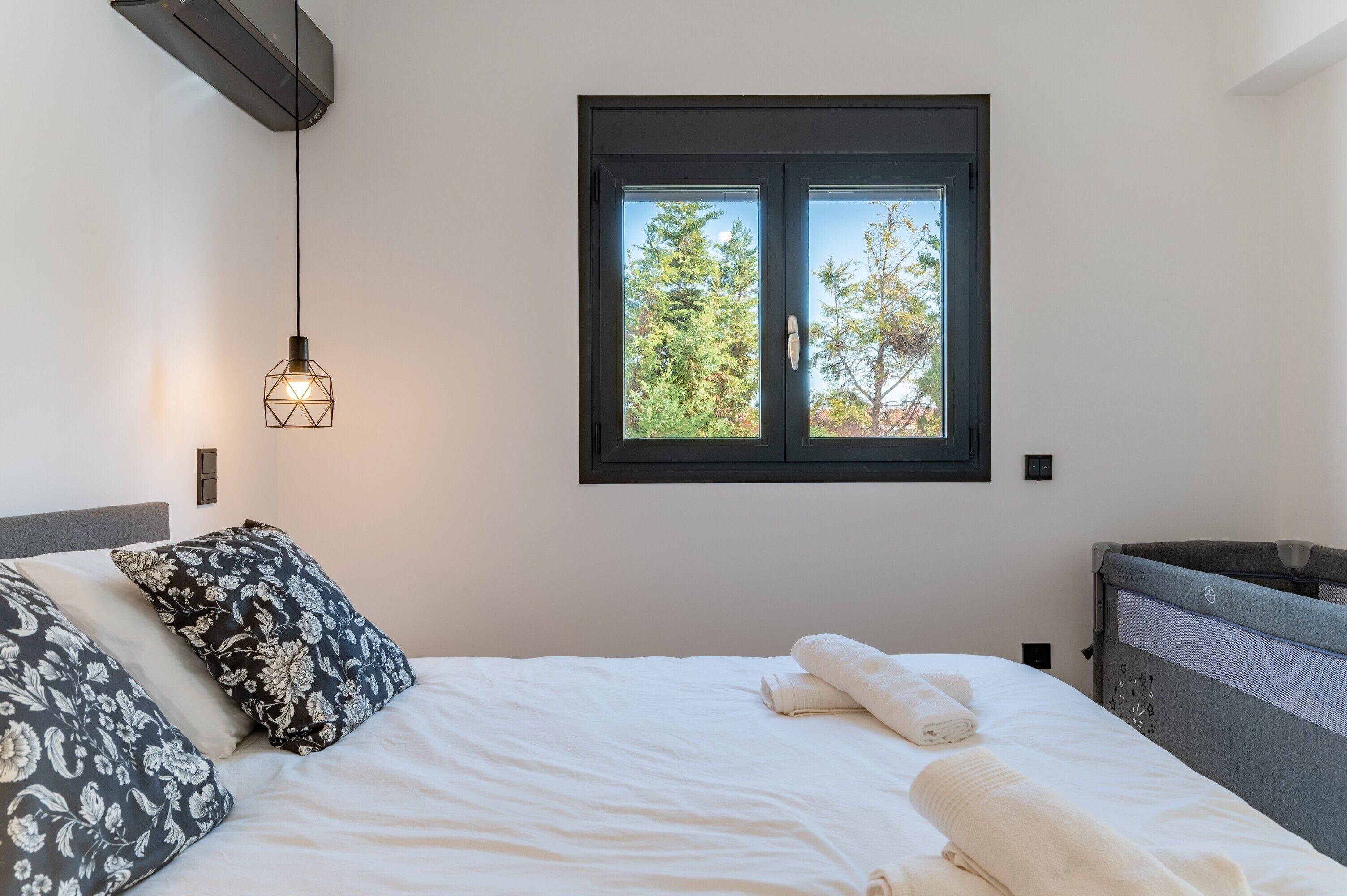 2 bedrooms, desk, WiFi