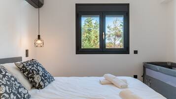 2 bedrooms, desk, WiFi