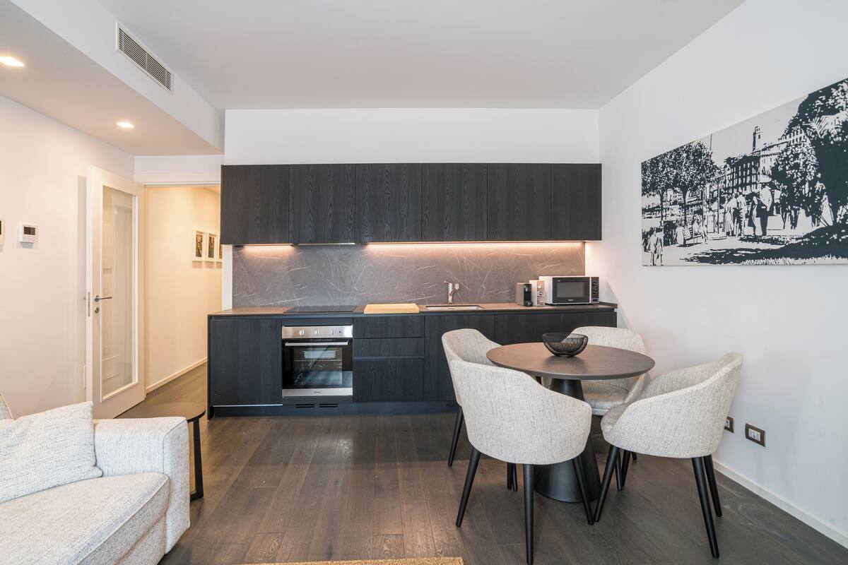 Laptopgeeigneter Arbeitsplatz, schallisolierte Zimmer, kostenloses WLAN