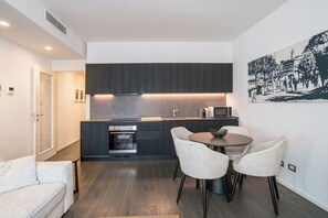 Laptopgeeigneter Arbeitsplatz, schallisolierte Zimmer, kostenloses WLAN