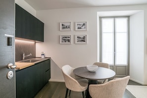 Superior Apartment | Private kitchen | Fridge, microwave, oven, stovetop - Palazzo La Cortesella (Como)
