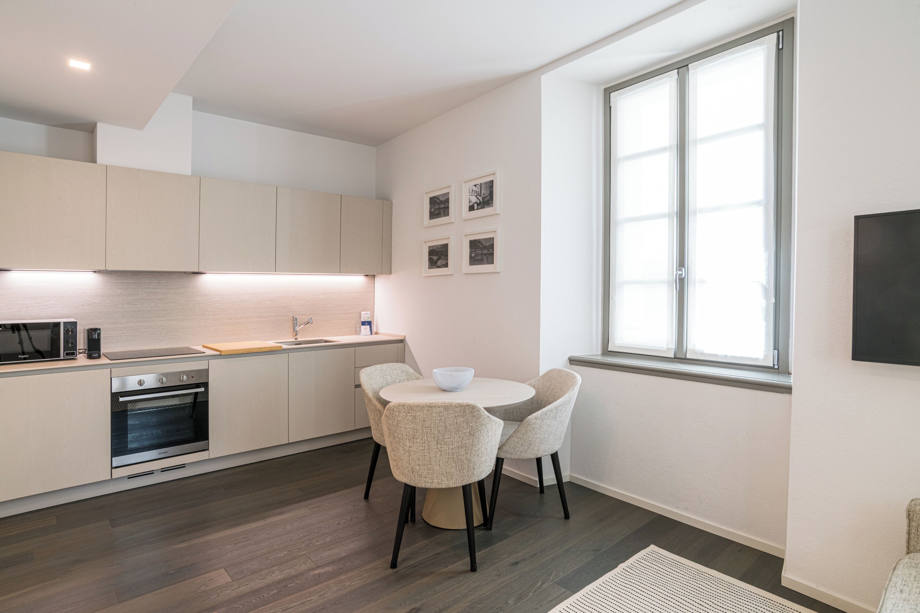 Laptopgeeigneter Arbeitsplatz, schallisolierte Zimmer, kostenloses WLAN