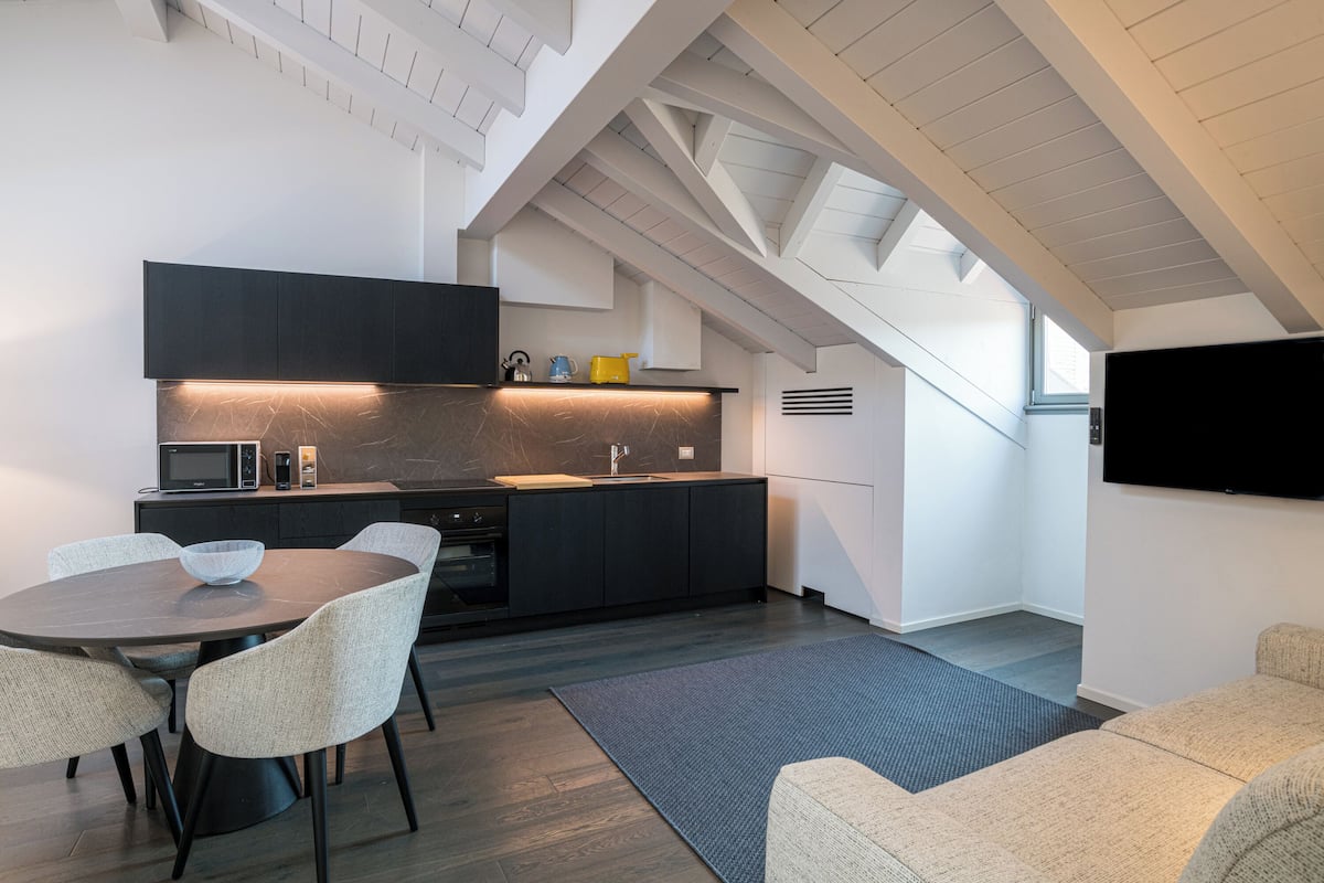 Elite Apartment, City View | Laptop workspace, soundproofing, free WiFi, bed sheets