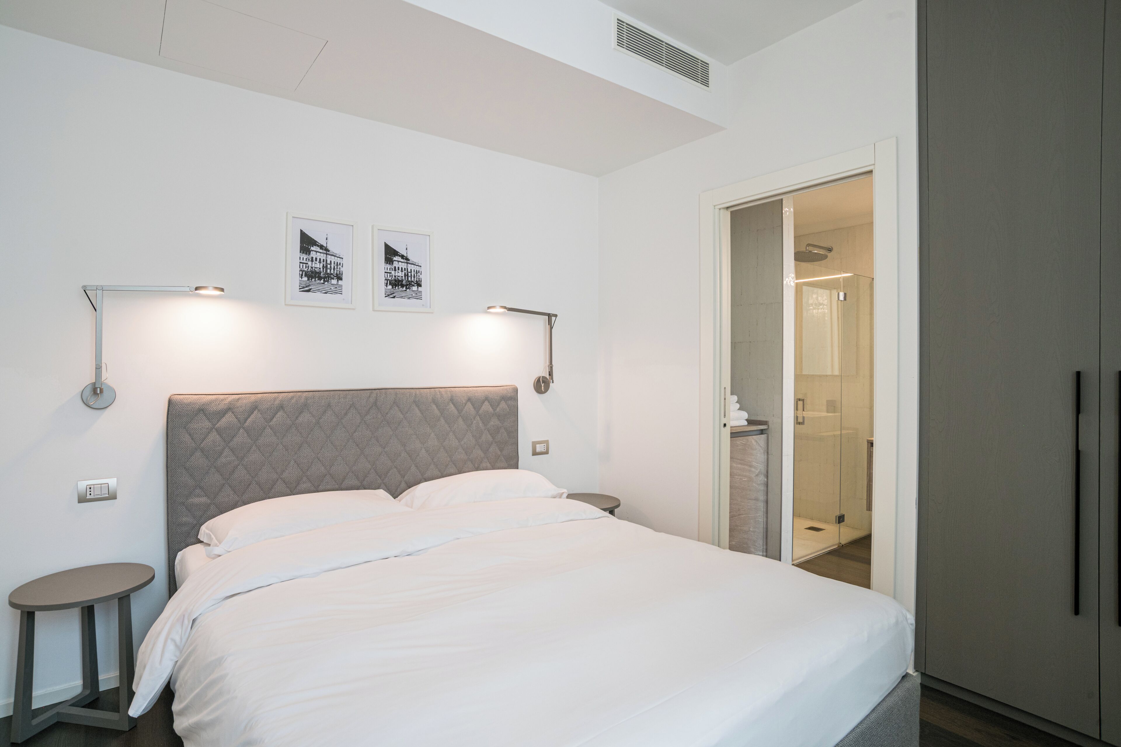 مساحة عمل للكمبيوتر المحمول وتجهيزات عازلة للصوت وواي فاي مجانًا