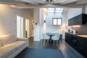 Elite-Apartment, Stadtblick | Laptopgeeigneter Arbeitsplatz, schallisolierte Zimmer, kostenloses WLAN