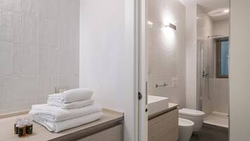 Superior appartement | Badkamer | Een douche, een regendouche, gratis toiletartikelen, een haardroger