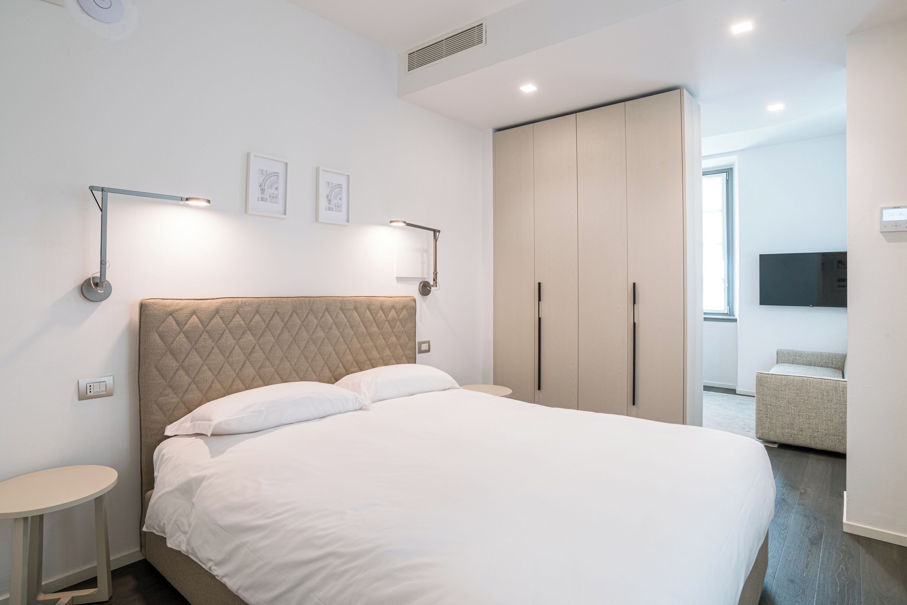 مساحة عمل للكمبيوتر المحمول وتجهيزات عازلة للصوت وواي فاي مجانًا