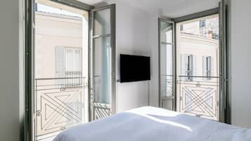 Apartamento Elite, vistas a la ciudad | Espacio para trabajar con un portátil y sistema de insonorización