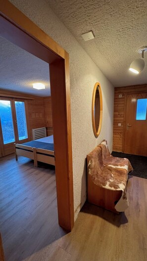 Escritorio, wifi gratis y ropa de cama 