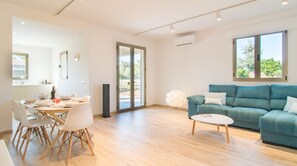 Interior - Holiday Home 'Can Colomer Ferragut' with Mountain View, Private Pool and Wi-Fi (Artà)