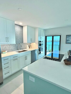 Private kitchen - Vacation Ready, 2-bed condo on Marco Island. Where the Gulf meets the Sky (Marco Island)