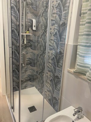 Deluxe Apartment, Patio | Bathroom