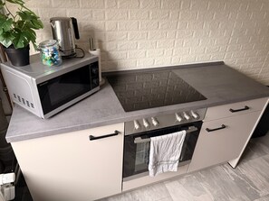 Refrigerador, microondas, horno, placa de cocina