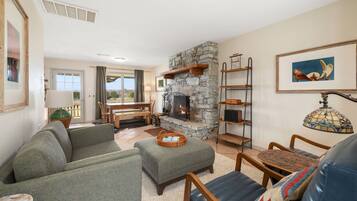 Een televisie, een open haard en een kantoor