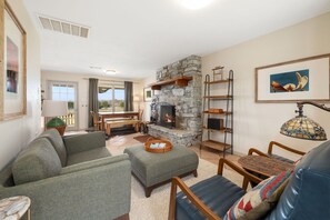 Living area - South Woods-Sauna-private trails-1mi to Lake Sequoyah (Fayetteville)